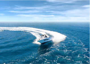 海を駆ける小型船