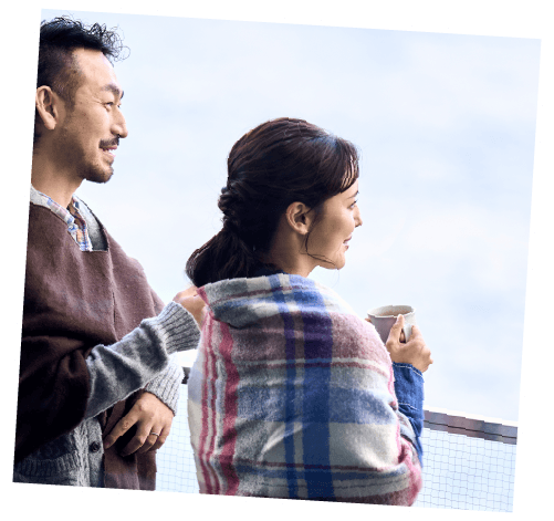 ベランダで一息つく夫婦