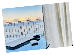 室内から眺める海の様子