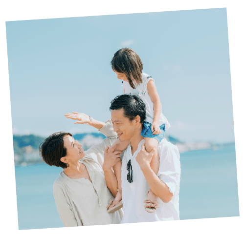 海風を楽しむ子連れの家族