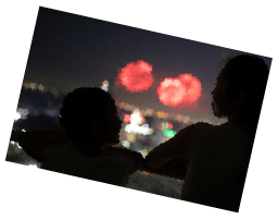 ベランダから花火を楽しむ様子